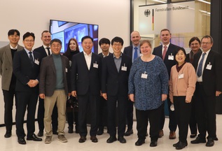 Gruppenfoto mit koreanischen und deutschen Partnern (verweist auf: Aufgaben des FBA: Internationale Kontakte)